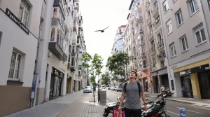 Rare en ville hier, désormais fréquent : cet oiseau majestueux s’installe hors des campagnes et offre un magnifique spectacle aux citadins